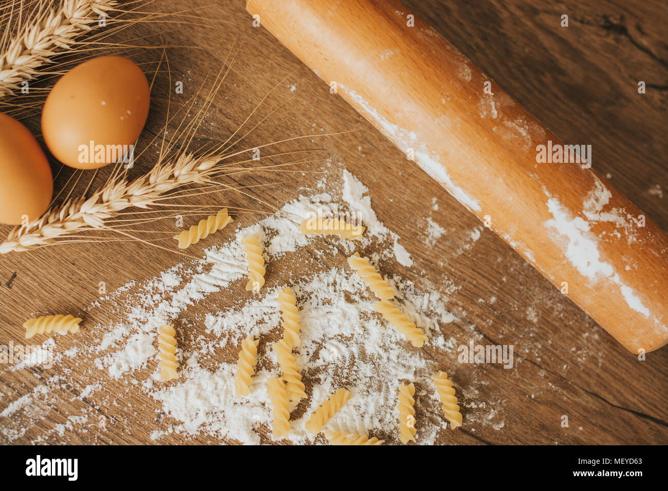 Pasta uova accessori da cucina su un sfondo di legno. Foto Stock