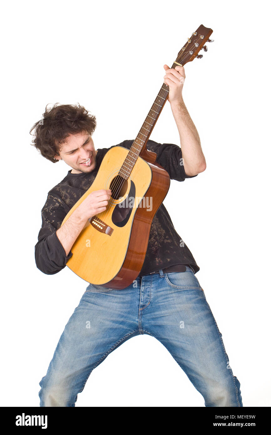 Uomo gioioso giocando su un gitare Foto Stock