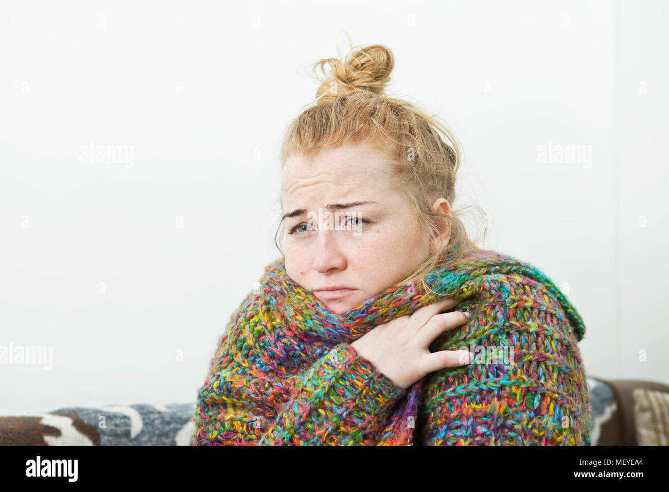 Giovane donna che soffre di mal di testa a casa Foto Stock
