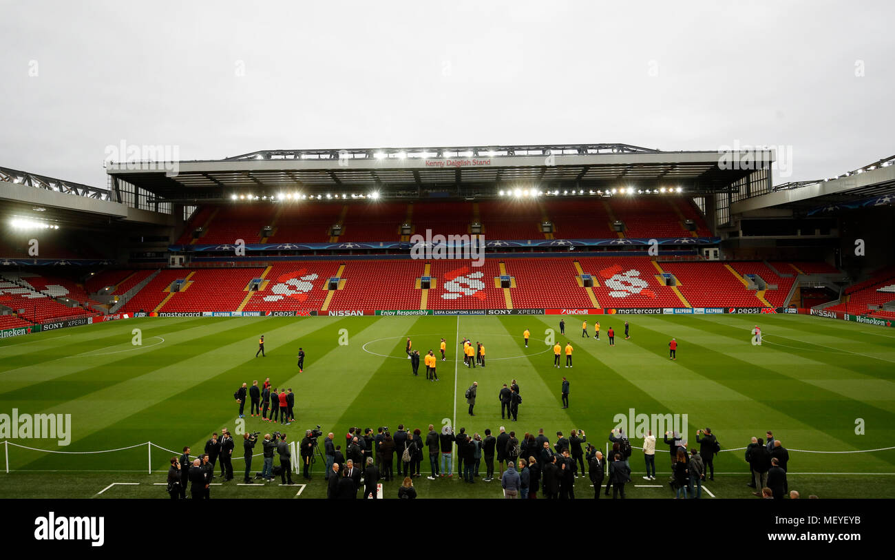 Roma giocatori sul campo ad Anfield, Liverpool. Stampa foto di associazione. Picture Data: lunedì 23 aprile, 2018. Vedere PA storia SOCCER Roma. Foto di credito dovrebbe leggere: Martin Rickett/PA FILO Foto Stock