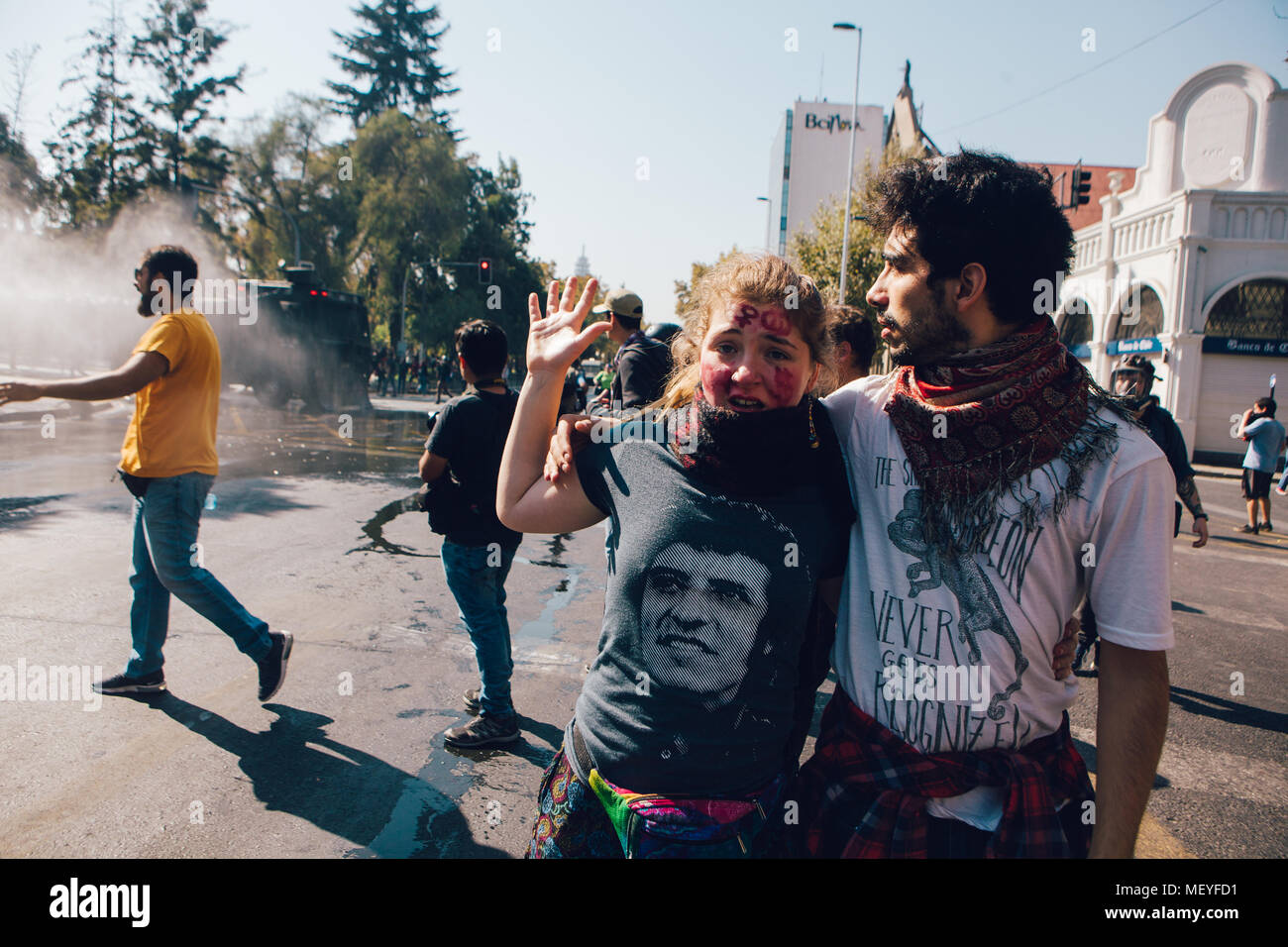 Santiago, Cile - 19 Aprile 2018: un giovane preoccupato per le sommosse intorno a loro, durante una manifestazione chiedendo la fine di profitto dell'istruzione Foto Stock