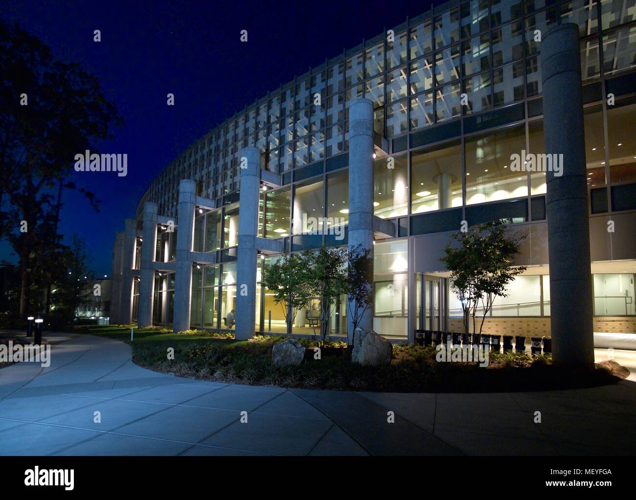 Vista notturna dei Centri per il controllo e la prevenzione delle malattie (CDC) Roybal Campus, Clifton Road, Atlanta, Georgia, 2005. Immagine cortesia di centri per il controllo delle malattie. () Foto Stock