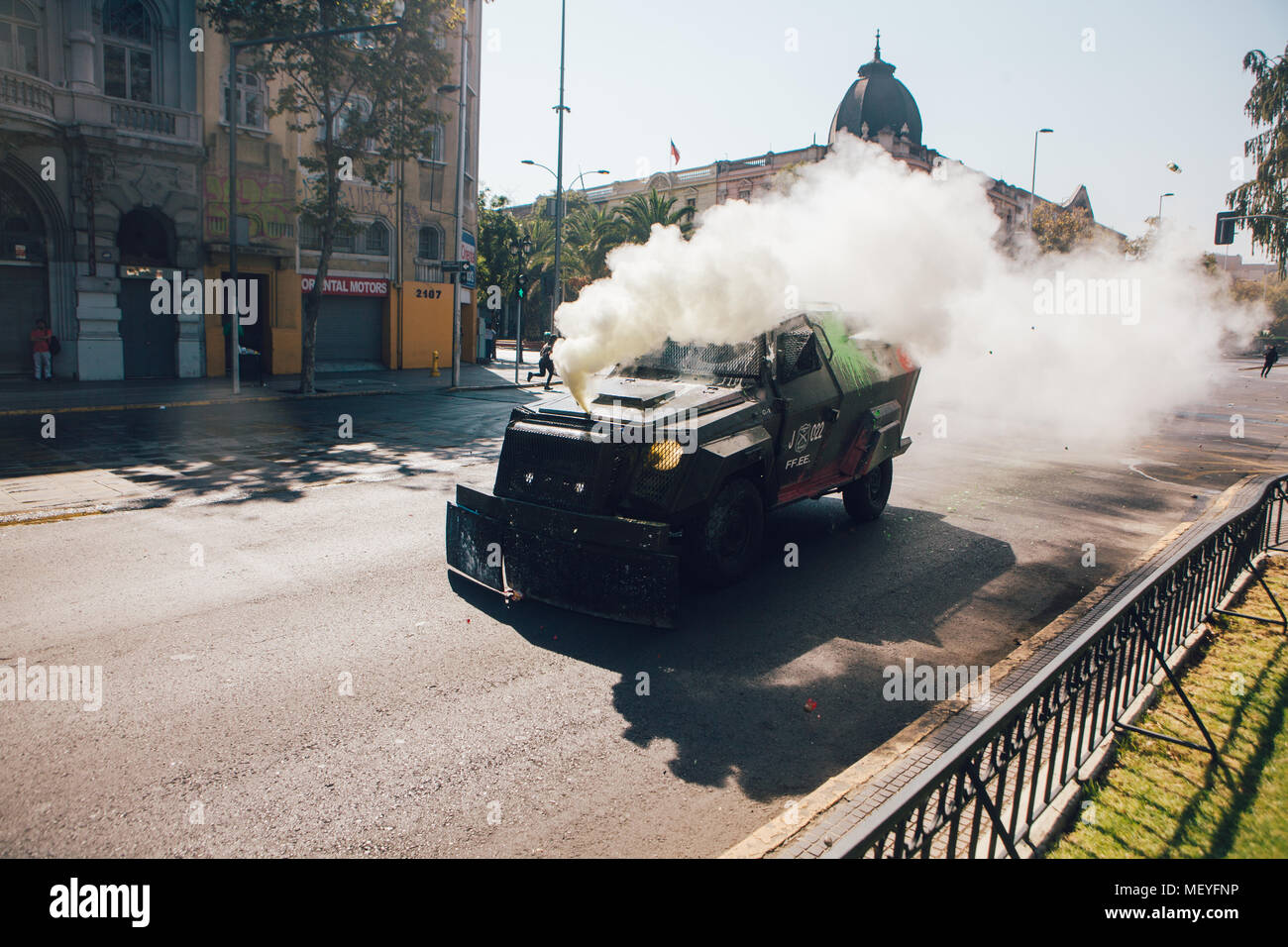 Santiago, Cile - 19 Aprile 2018: Riot veicolo polizia spray lacrimogeni per dimostranti durante una manifestazione chiedendo la fine del profitto nel e Foto Stock
