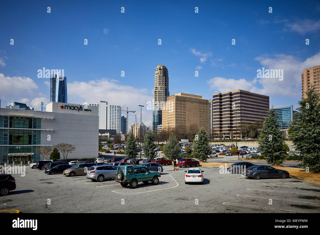 Atlanta capitale della condizione degli Stati Uniti della Georgia, Macy's mens in costruzione tra la skyline di Atlanta appena fuori Lenox road Foto Stock