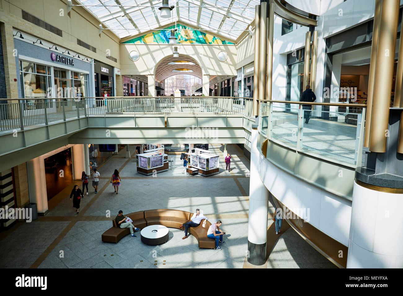 Atlanta capitale della condizione degli Stati Uniti della Georgia, interno del Lenox Square un esclusivo shopping center mall con ben noti negozi di marca su Peachtree R Foto Stock