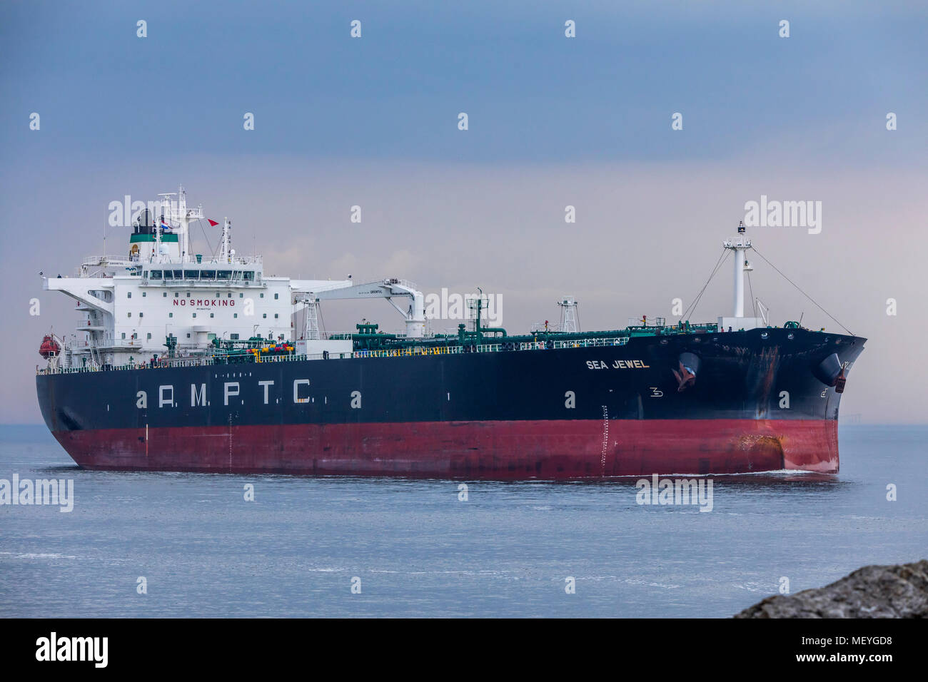 Olio greggio tanker A.M.P.T.C-gioiello del mare, entrando nel porto di Ijmuiden, in North Holland, Paesi Bassi, Foto Stock