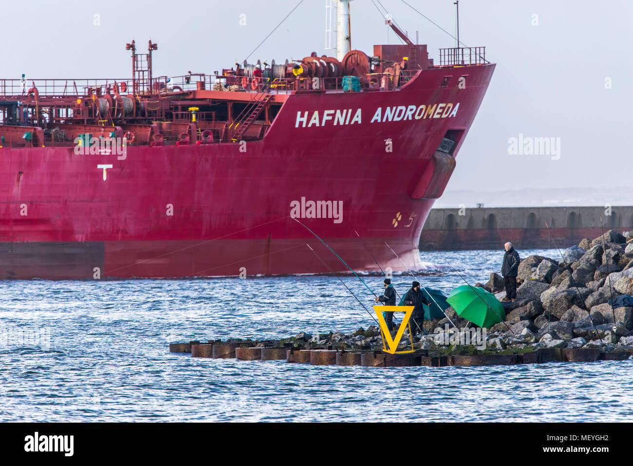 Tanker Hafnia Andromeda, entra nel porto di Ijmuiden, in North Holland, Paesi Bassi, pescatori al molo, Foto Stock