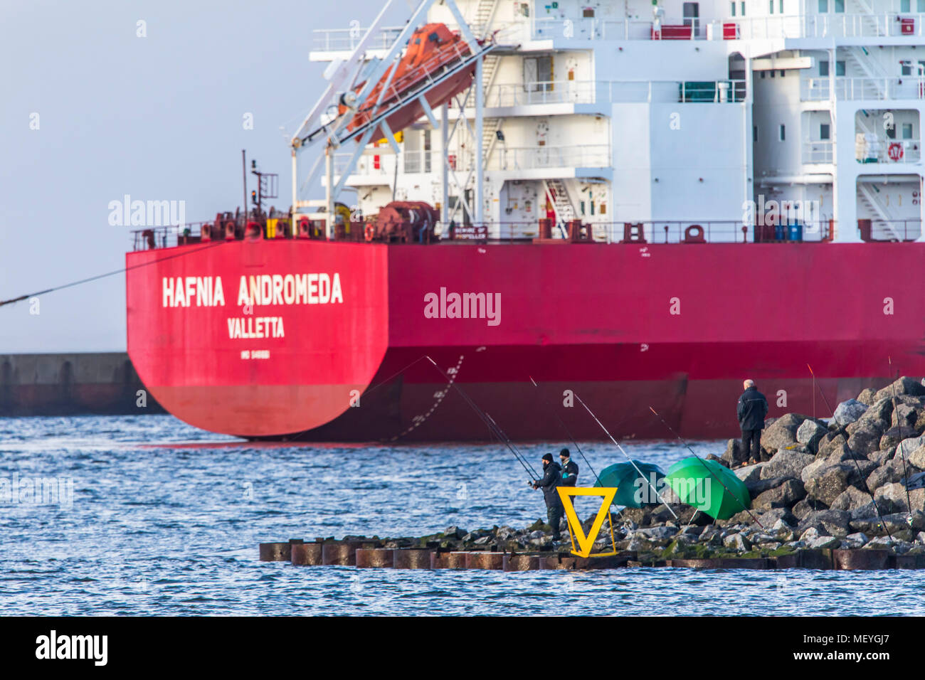 Tanker Hafnia Andromeda, entra nel porto di Ijmuiden, in North Holland, Paesi Bassi, pescatori al molo, Foto Stock