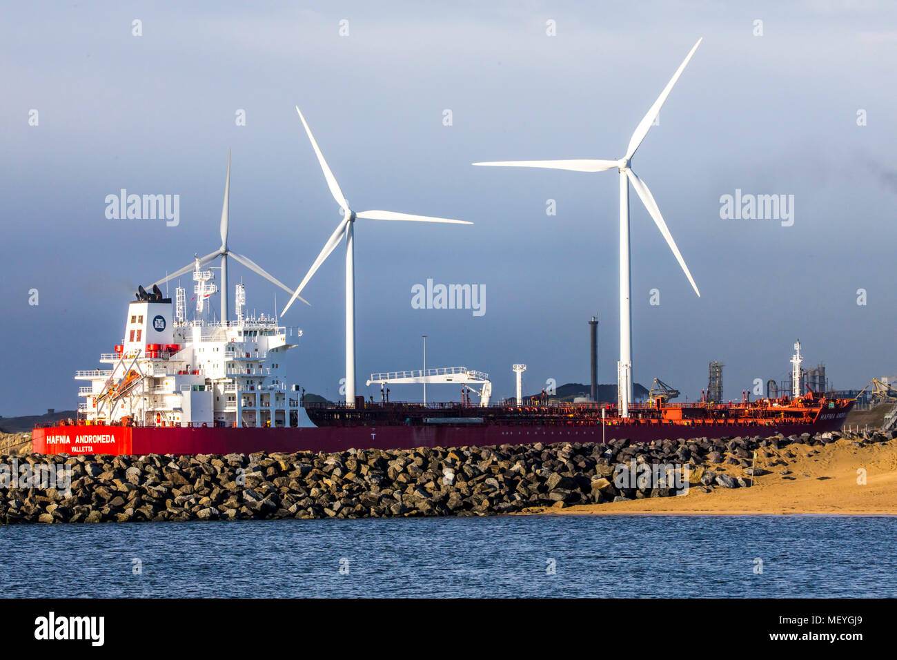 Tanker Hafnia Andromeda, entra nel porto di Ijmuiden, in North Holland, Paesi Bassi, pescatori al molo, Foto Stock