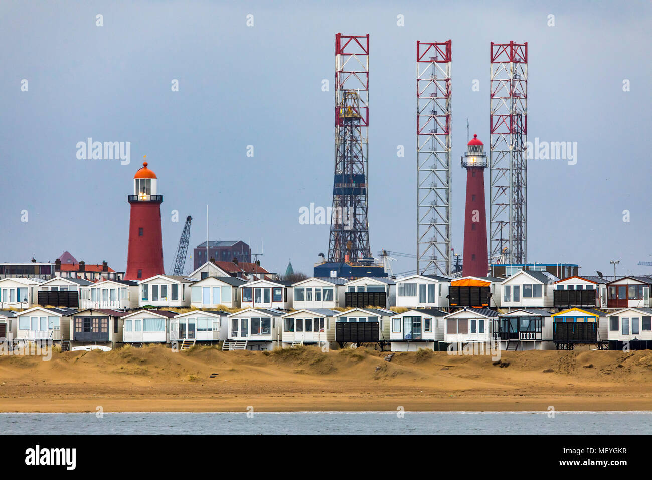 Case vacanza, case sulla spiaggia sulla spiaggia di Ijmuiden in North Holland, Paesi Bassi, scenario del porto industriale, fari, Foto Stock