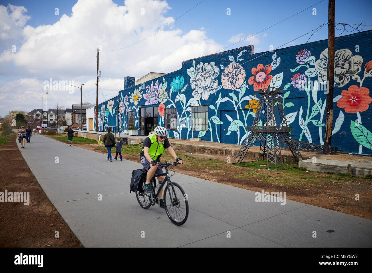 Atlanta capitale della condizione degli Stati Uniti della Georgia, persone in esecuzione su una passerella con le famiglie a piedi e in bicicletta la gente su Foto Stock