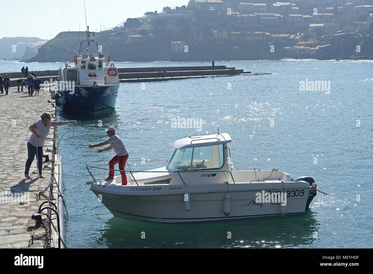 I vacanzieri off di colata da quay a Collioure, Francia Foto Stock