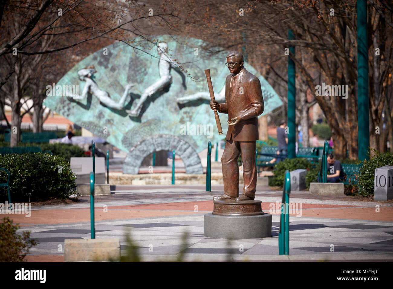 Atlanta capitale della condizione degli Stati Uniti della Georgia, Centennial Olympic Park statua in bronzo di Billy Payne progettata dallo scultore Nobuhito Matoba Foto Stock