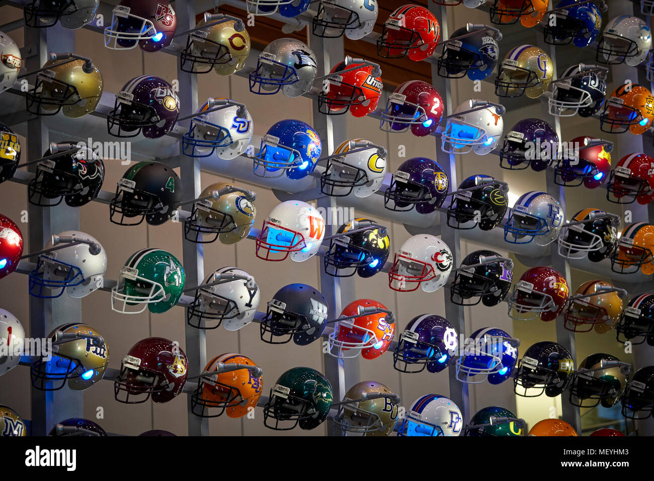 Atlanta capitale della condizione degli Stati Uniti della Georgia, casco da football americano Wall display all'interno di College Football Hall of Fame di attrazione turistica Foto Stock