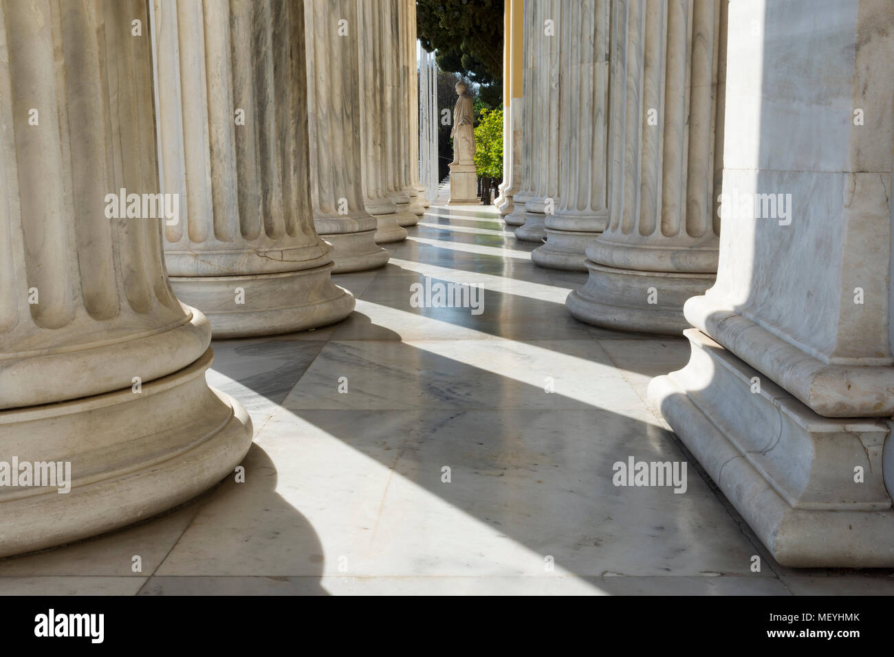 Colonne di marmo in edificio zapio ad Atene Foto Stock