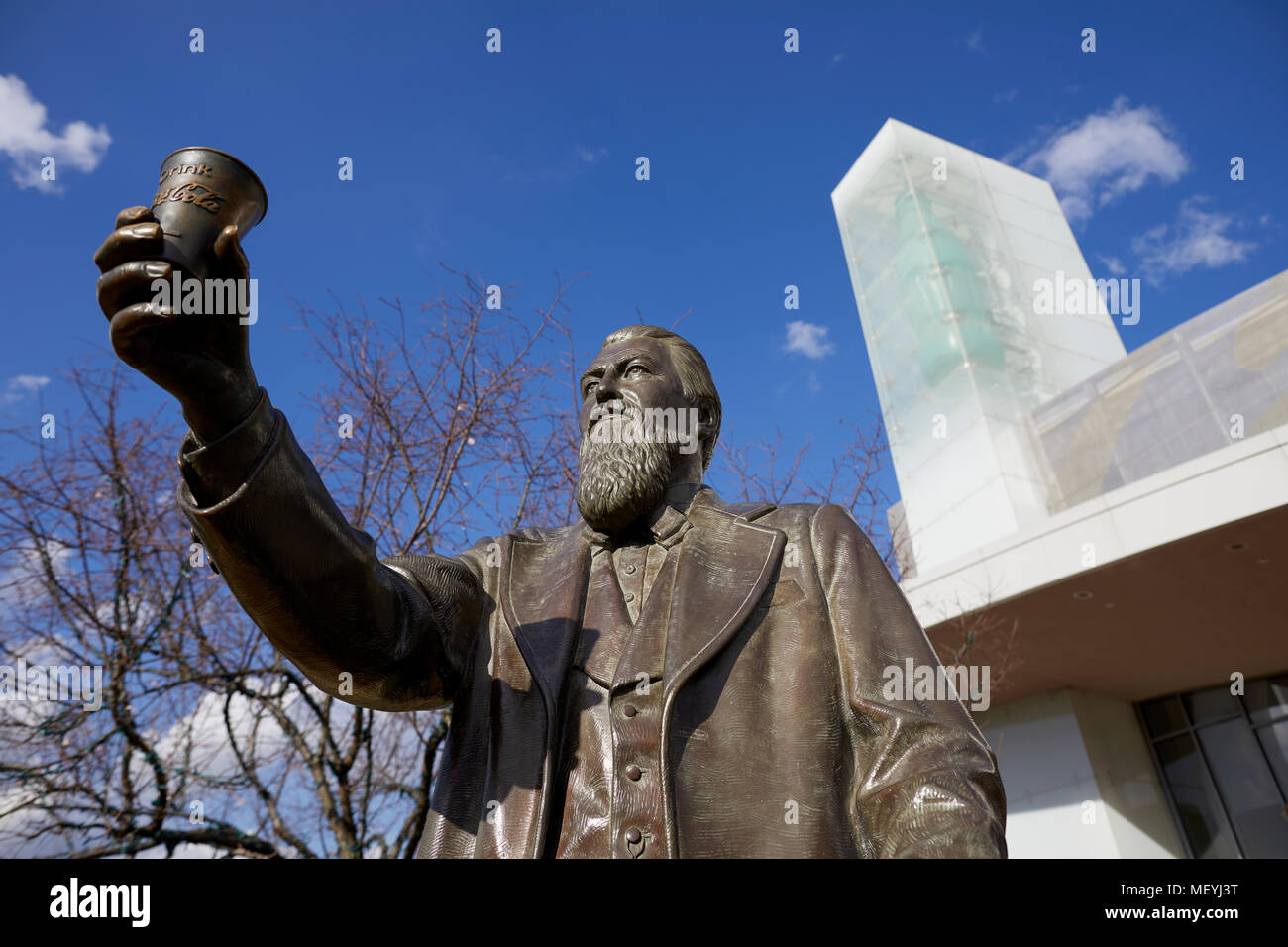 Atlanta capitale della condizione degli Stati Uniti della Georgia, John Stith Pemberton statua in bronzo al di fuori del Mondo della Coca-Cola un museo Foto Stock