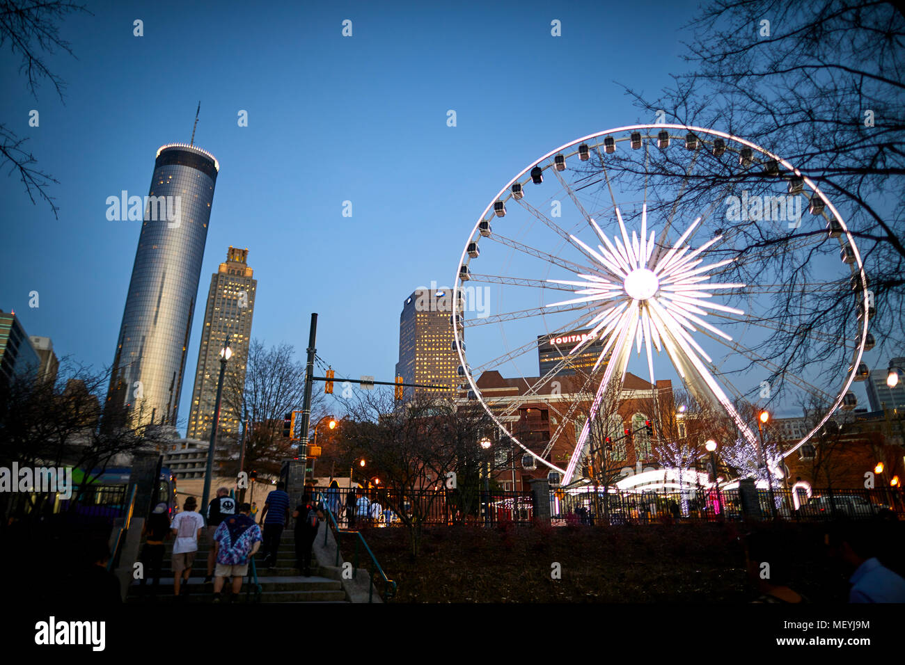 Atlanta capitale della condizione degli Stati Uniti della Georgia, il centro di ruota panoramica Ferris di notte Foto Stock