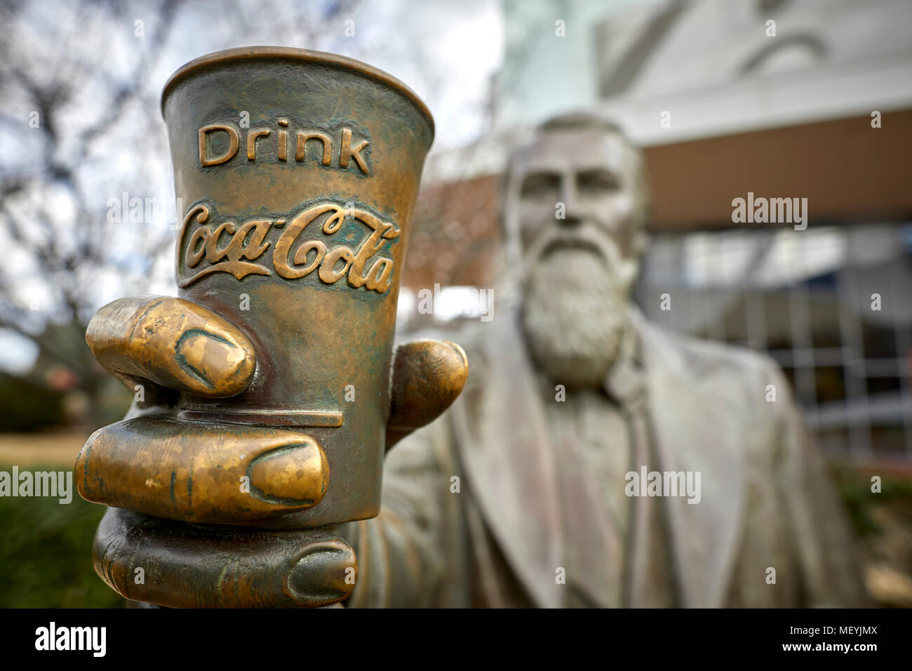 Atlanta capitale della condizione degli Stati Uniti della Georgia, John Stith Pemberton statua in bronzo al di fuori del Mondo della Coca-Cola un museo Foto Stock