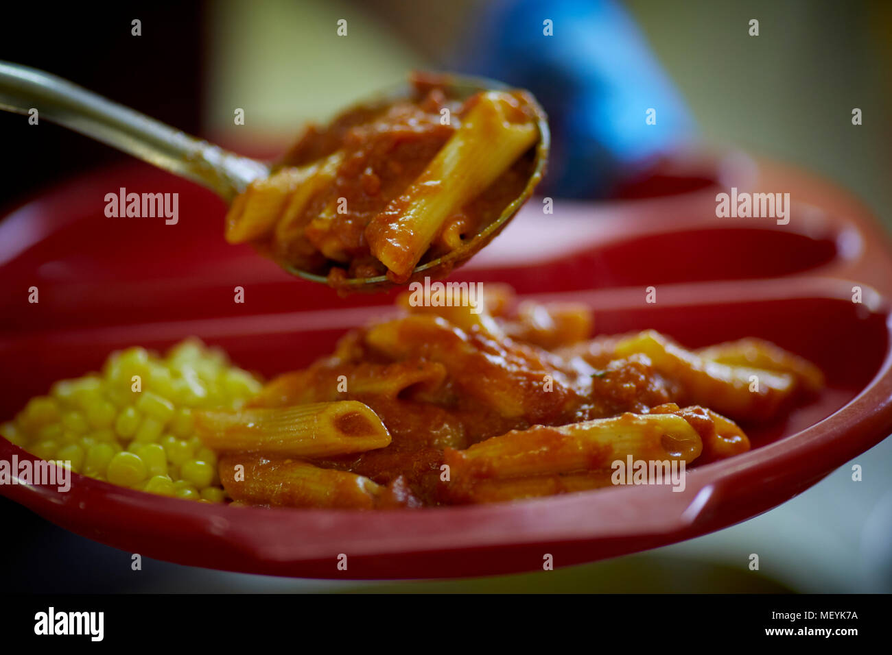 Una scuola per la cena il vassoio con pasta Foto Stock