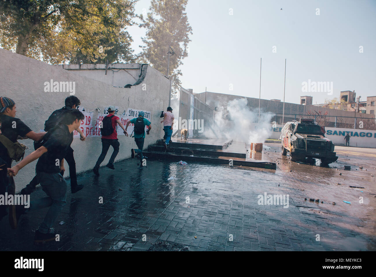 Santiago, Cile - 19 Aprile 2018: Gli studenti devono eseguire per l'Università di Santiago, bloccato da veicoli della polizia durante una manifestazione chiedendo la fine th Foto Stock