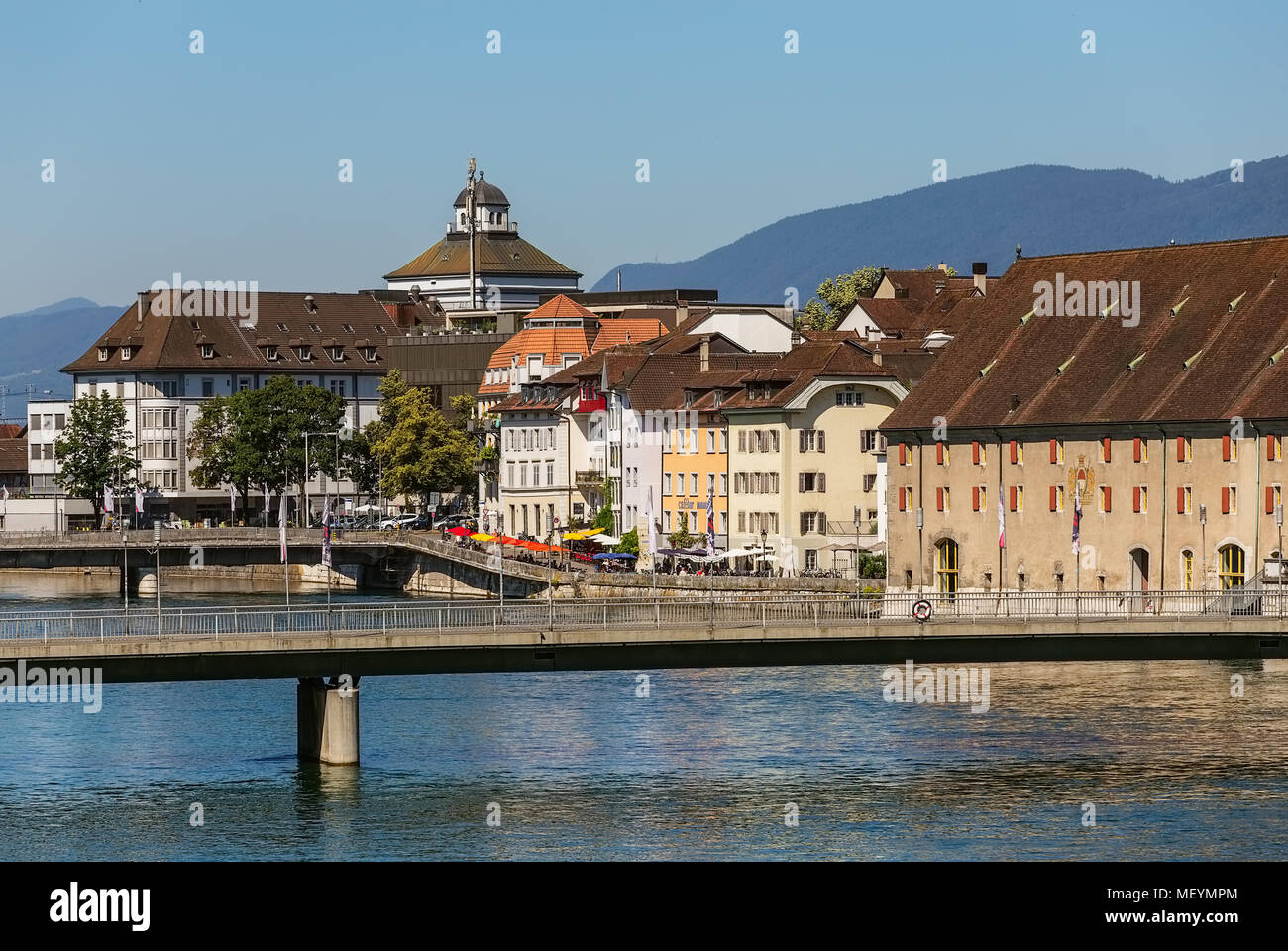 Solothurn, Svizzera - 10 July, 2016: edifici della parte storica della città di Soletta lungo il fiume Aare, vette delle Alpi del backg Foto Stock