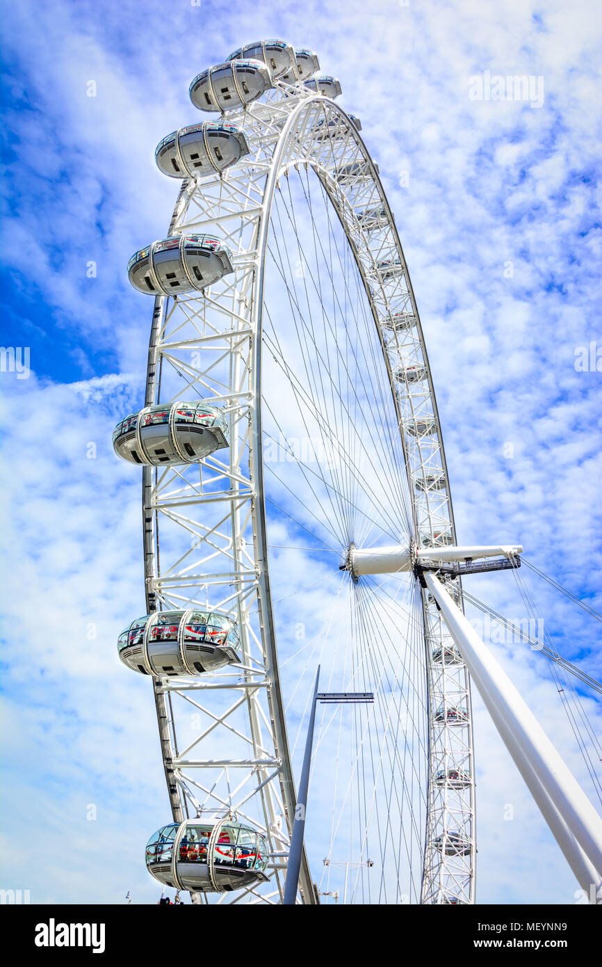 London, Regno Unito di Gran Bretagna - 24 Maggio 2015: il London Eye, una gigantesca ruota panoramica sulla riva sud del fiume Tamigi Foto Stock