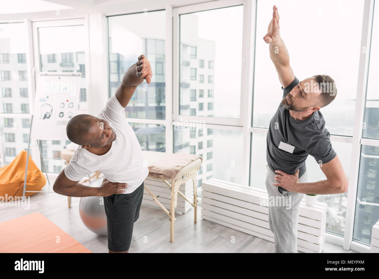 Attivo positivo gli uomini facendo ginnastica Foto Stock