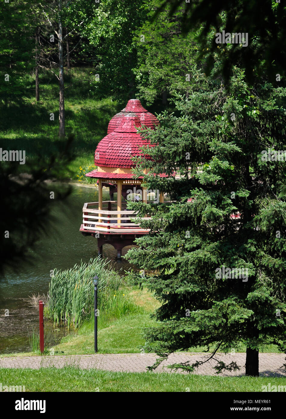 Nuovo Vrindaban Kusum Sarovara Lago e cigno case battello, , New Vrindaban, West Virginia, USA Foto Stock