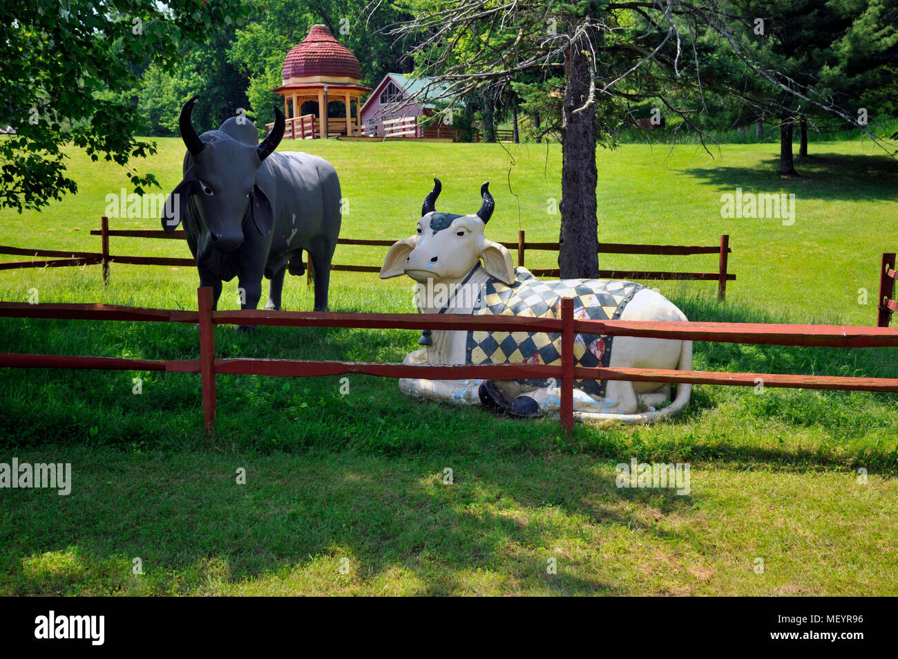 Sculture di vacche sacre a New Vrindaban spirituale, West Virginia, USA Foto Stock