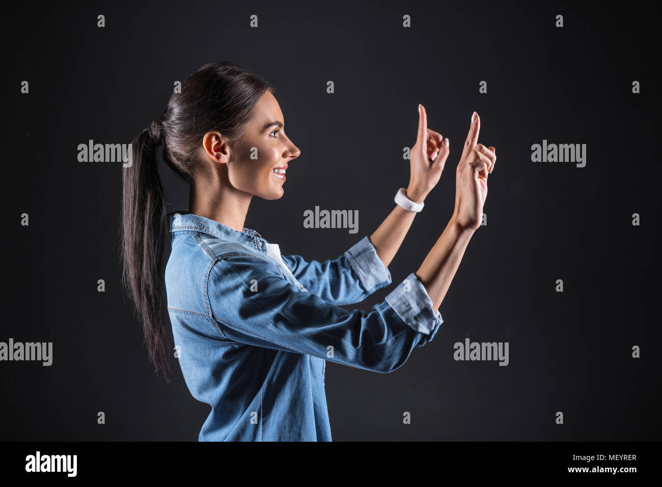 Attraente bella donna che guarda la sua dita Foto Stock