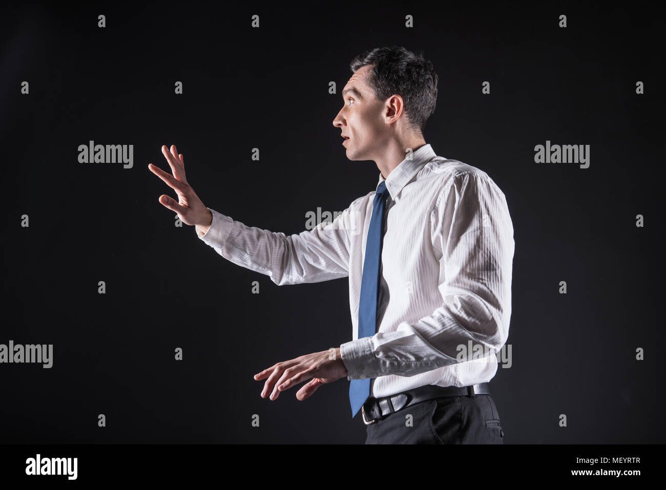 Piacevole guardando bene uomo toccando lo schermo sensoriale Foto Stock