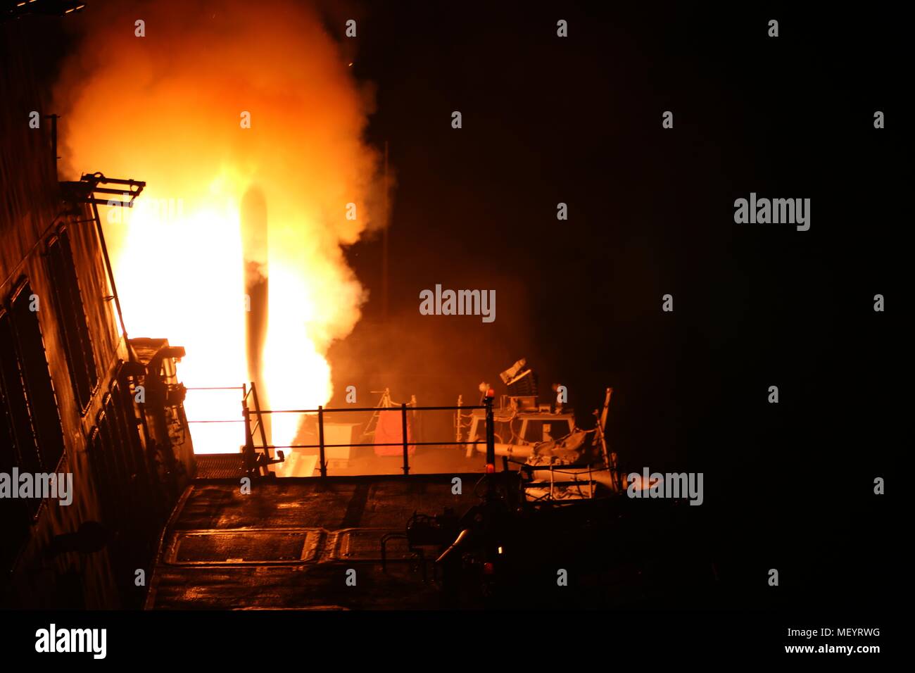 Il guidato-missile destroyer USS Laboon (DDG 58) incendi un Tomahawk land attack missile nella Quinta Flotta Area di operazioni, 13 aprile 2018, 13 aprile 2018. Il Laboon è stato distribuito negli Stati Uniti Quinta Flotta area di operazioni a sostegno della sicurezza marittima operazioni per rassicurare gli alleati e partner e preservare la libertà di navigazione e il libero flusso di commercio nella regione. (U.S. Foto di Marina di Massa lo specialista di comunicazione di terza classe Kallysta Castillo). () Foto Stock