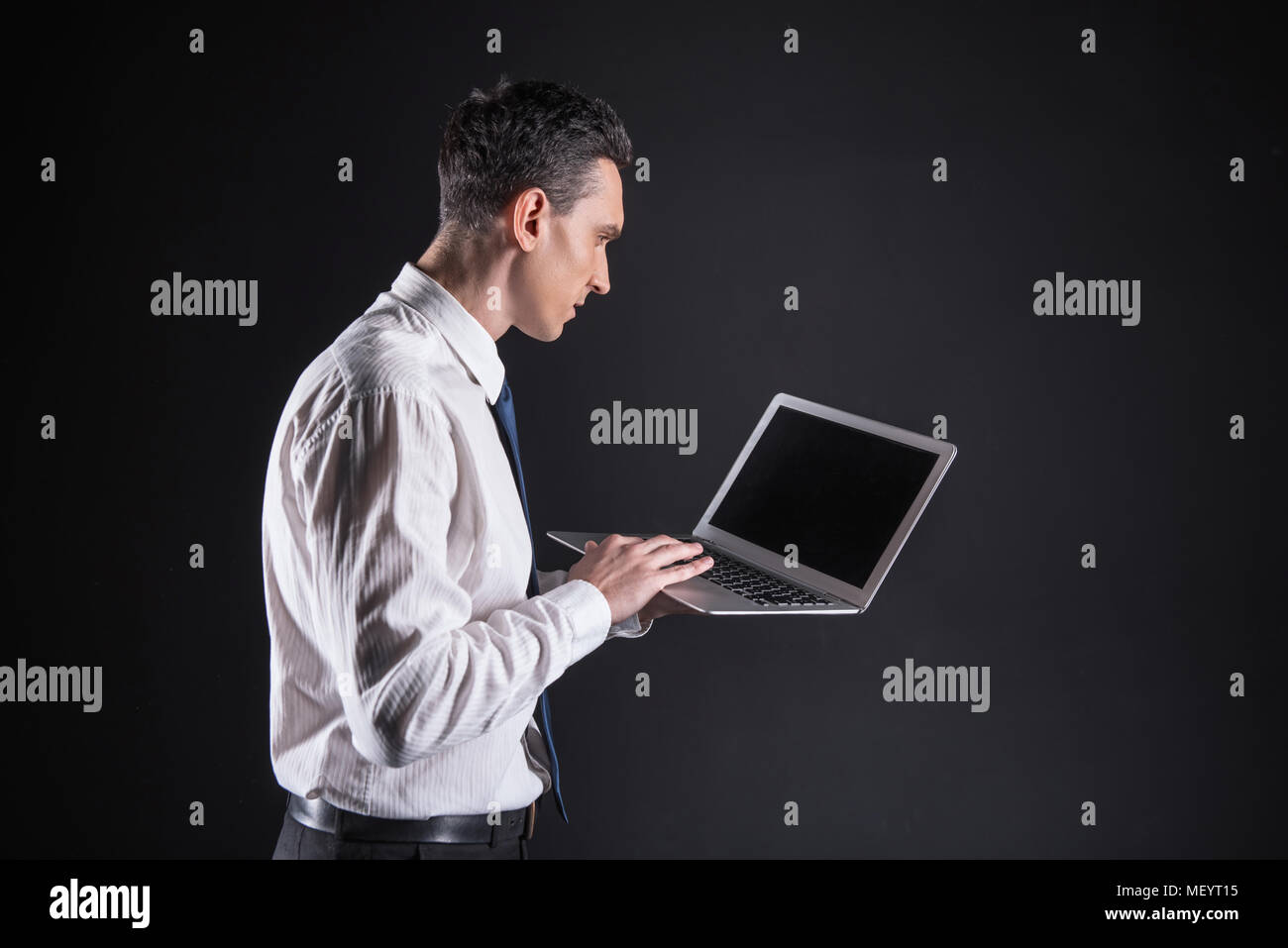 Grave uomo adulto usando il suo dispositivo Foto Stock