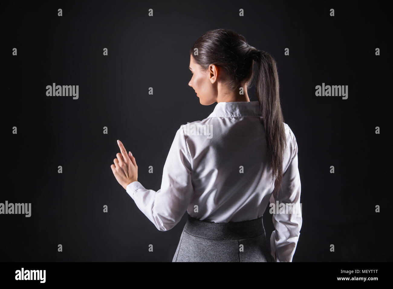 Gioiosa bella donna utilizzando la schermata sensoriali Foto Stock