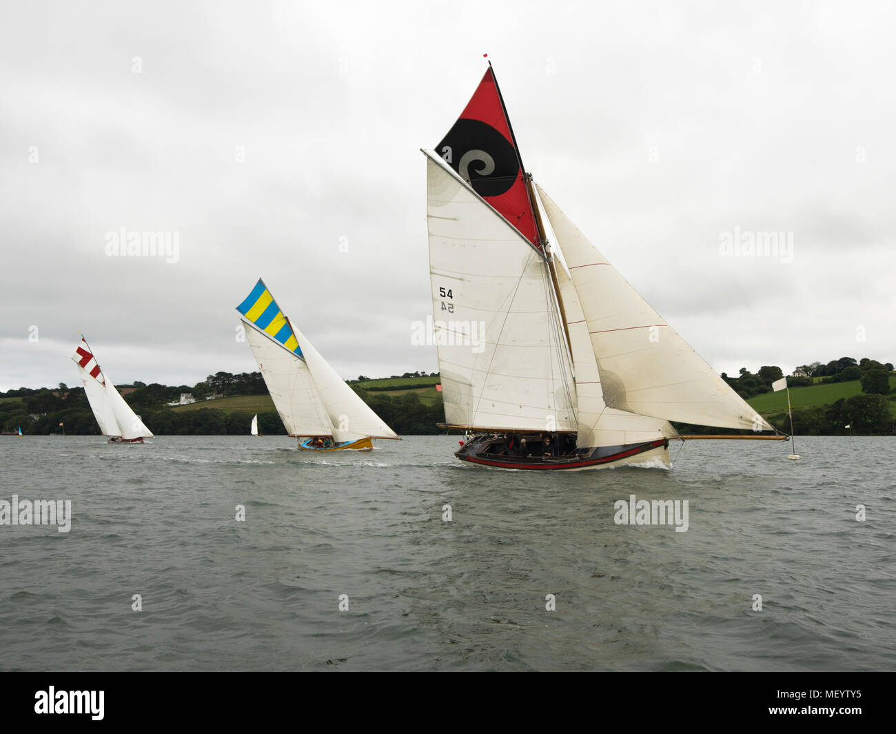 Falmouth barche da lavoro racing al traguardo.Point e Penpol regata, Cornwall Foto Stock