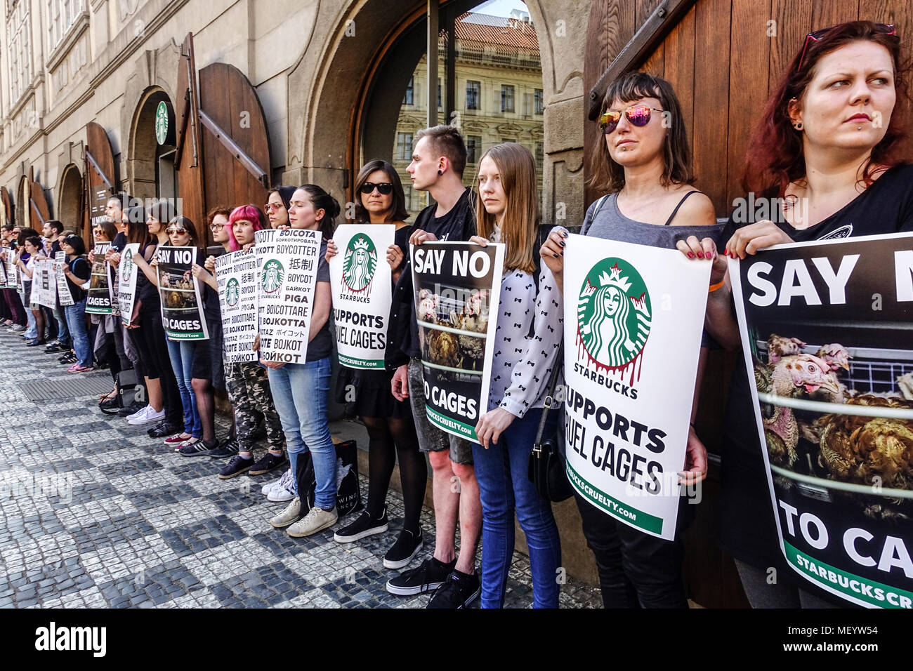 Gli avversari di caffè Starbucks catena sovranazionale hanno protestato davanti al café store, Malostranske namesti, Mala Strana, Praga, Repubblica Ceca Foto Stock