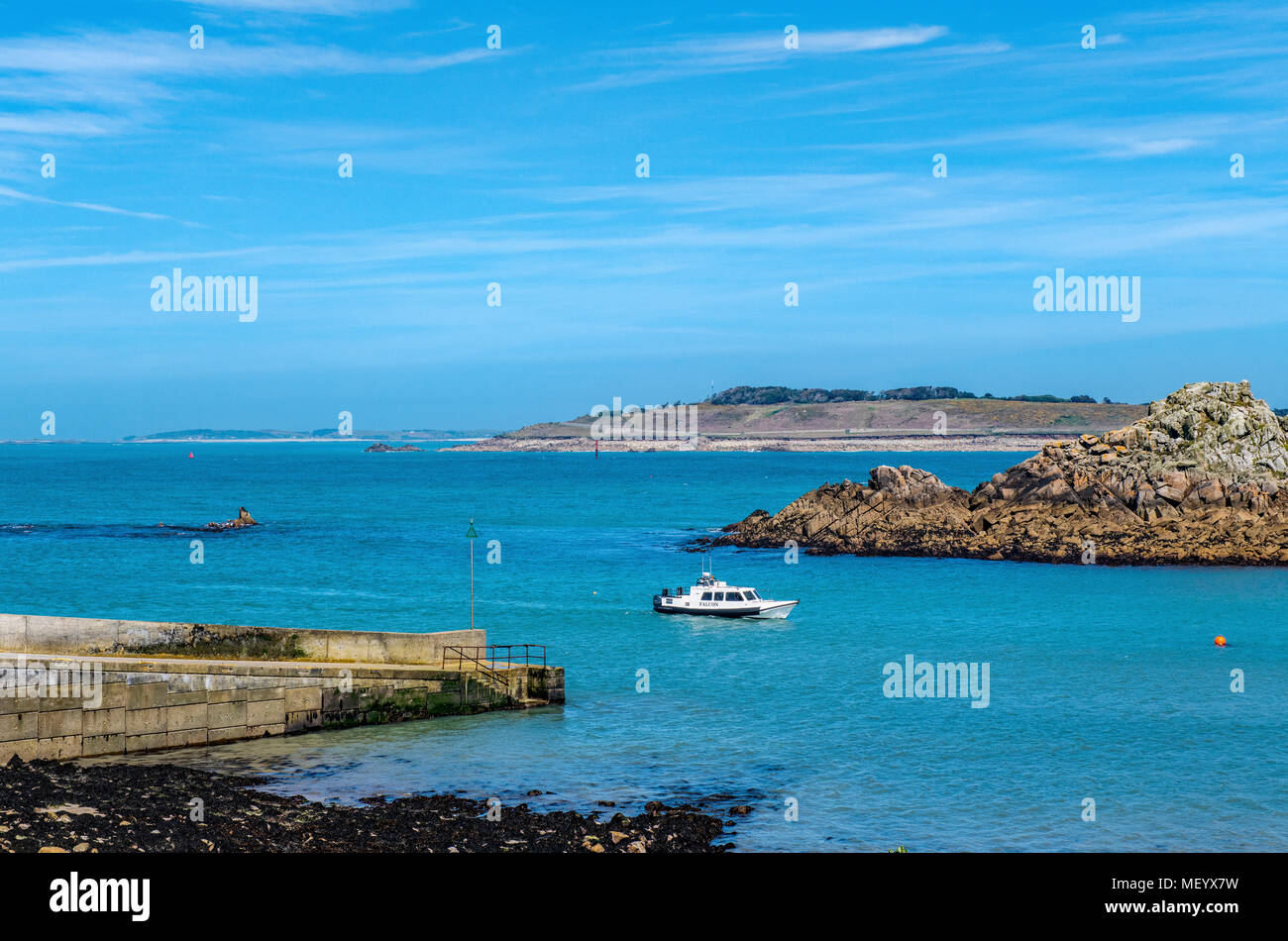 Imbarcazione proveniente a Sant Agnese Quay sulle Isole Scilly su una soleggiata giornata di primavera Foto Stock