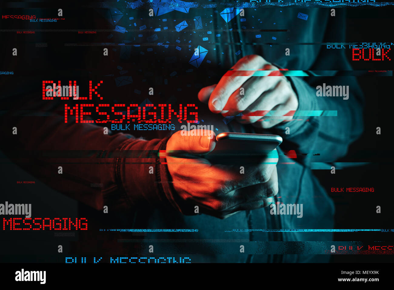 Bulk concetto di messaggistica. Invio di un grande numero di messaggi SMS con smartphine app. Tasto basso di rosso e di blu accesa e immagine digitale effetti spuri Foto Stock