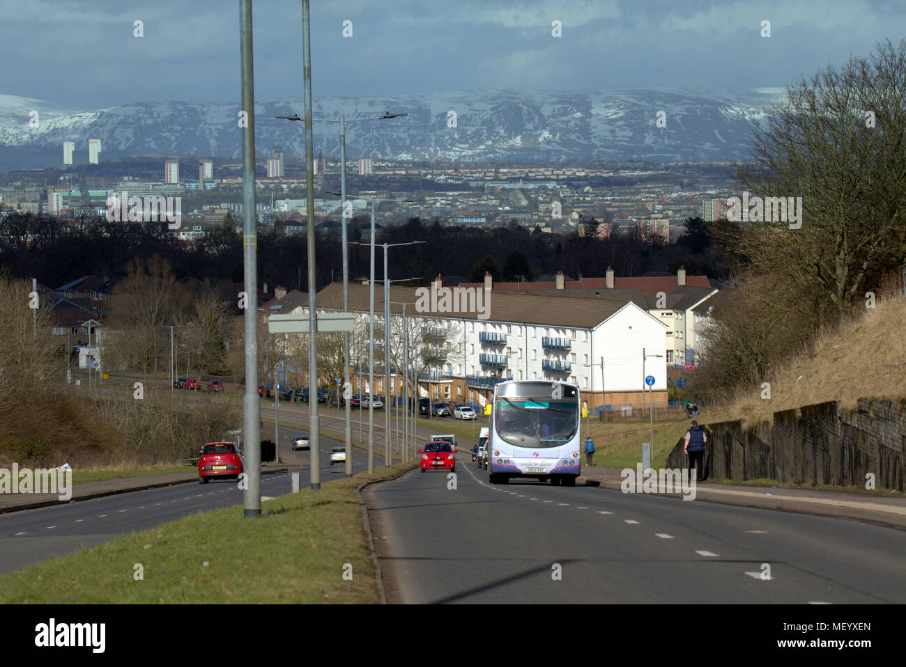 Alloggiamento Castlemilk Schema bus con il suo ingresso principale uscita di strada il B766 sul suo bordo occidentale Carmunnock Road, Glasgow, Regno Unito Foto Stock