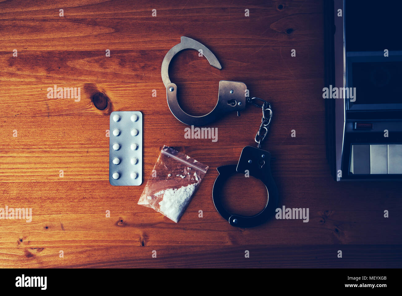 In materia di lotta contro la droga la polizia arresta concetto, vista dall'alto Foto Stock