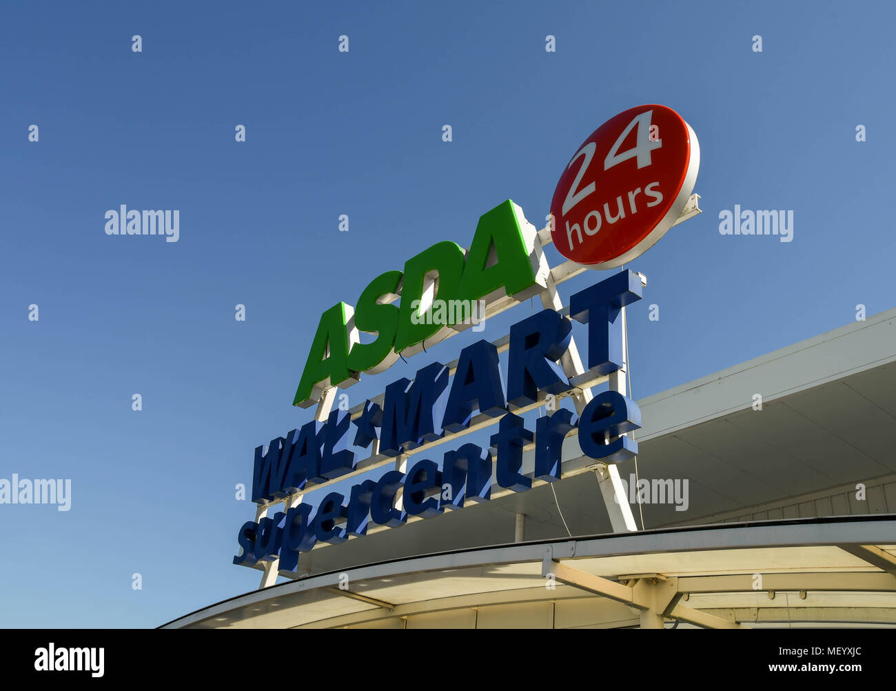 Segno sopra la porta di ingresso di un ASDA superstore Foto Stock