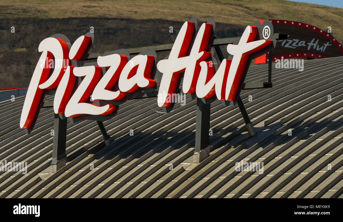 Segno sul tetto di un Pizza Hut Ristorante nella città di retail park Foto Stock