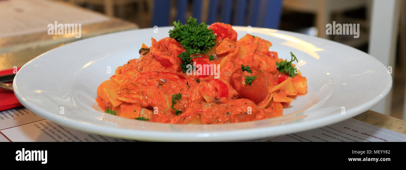 Spaghetti al pomodoro piatto di pasta, in un ristorante di impostazione Foto Stock