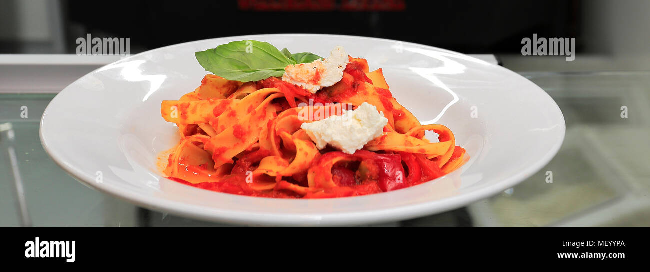 Spaghetti al pomodoro piatto di pasta, in un ristorante di impostazione Foto Stock