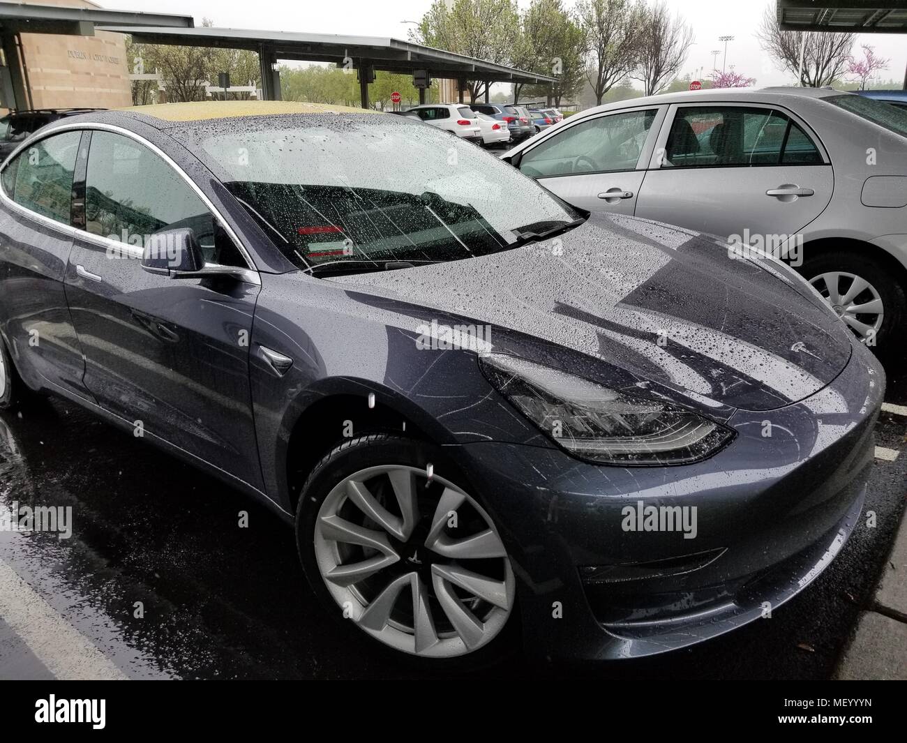 Close-up di Tesla Modello 3 macchina elettrica da Tesla Motors in un giorno di pioggia a Dublino, California, 6 aprile 2018. () Foto Stock