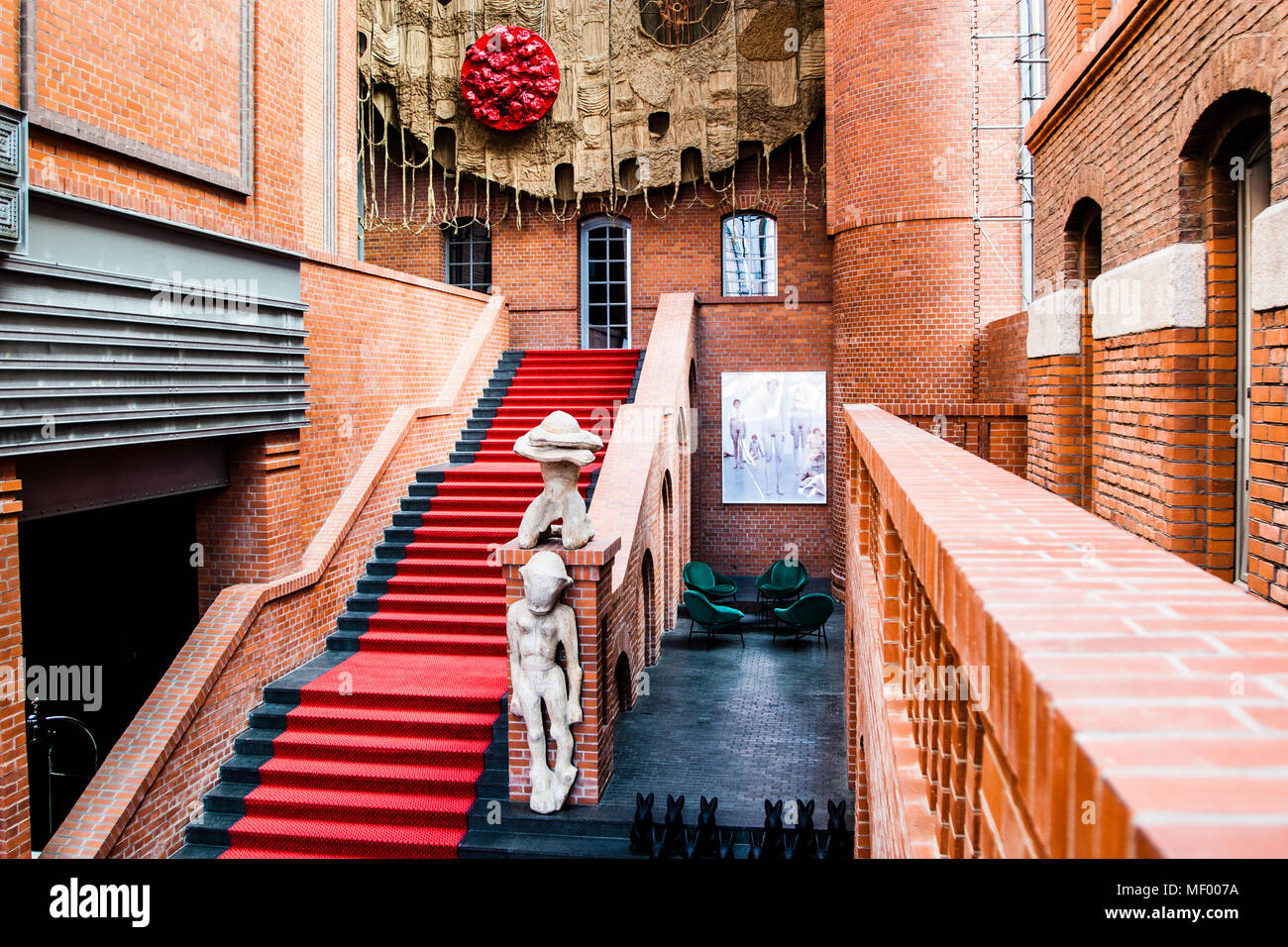 Hotel Blow up 5050, Posen. Le opere d'arte più grandi si trovano nella hall dell'hotel. Sotto si trova l'arazzo di Piotr Uklański sopra l'ingresso del bar e le sculture in legno di Sylwester Ambroiak sulla scala Foto Stock