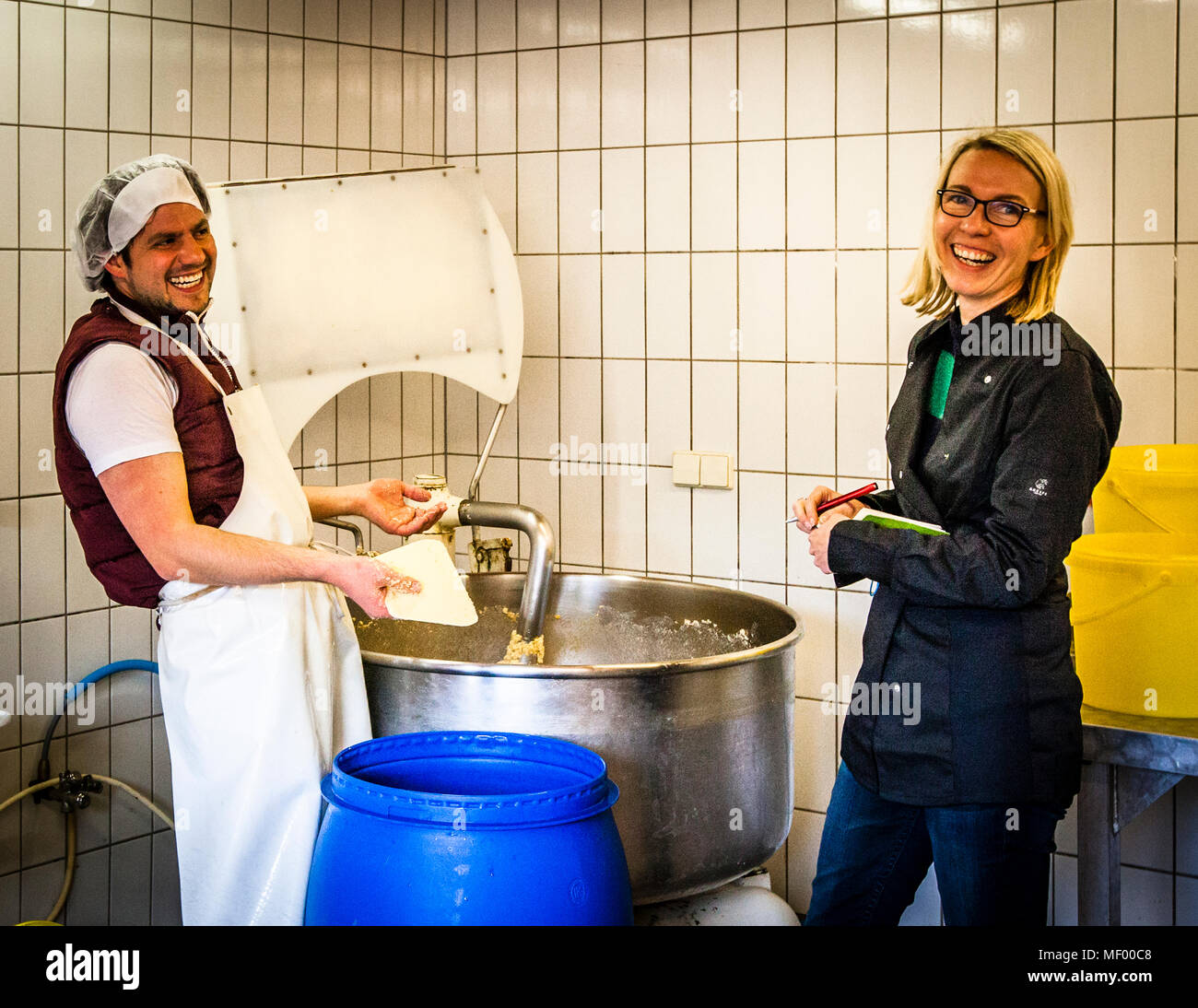 Miso, condimento tradizionale giapponese, prodotto in Germania, produzione artigianale del primo Miso tedesco prodotto a Blackforest, Germania. Nel frattempo, Peter Koch ha una bella risata. È membro della rete gourmet JRE (Jeunes Restaurateurs d'Europe) e i suoi prodotti sono apprezzati da molti chef di alto livello Foto Stock