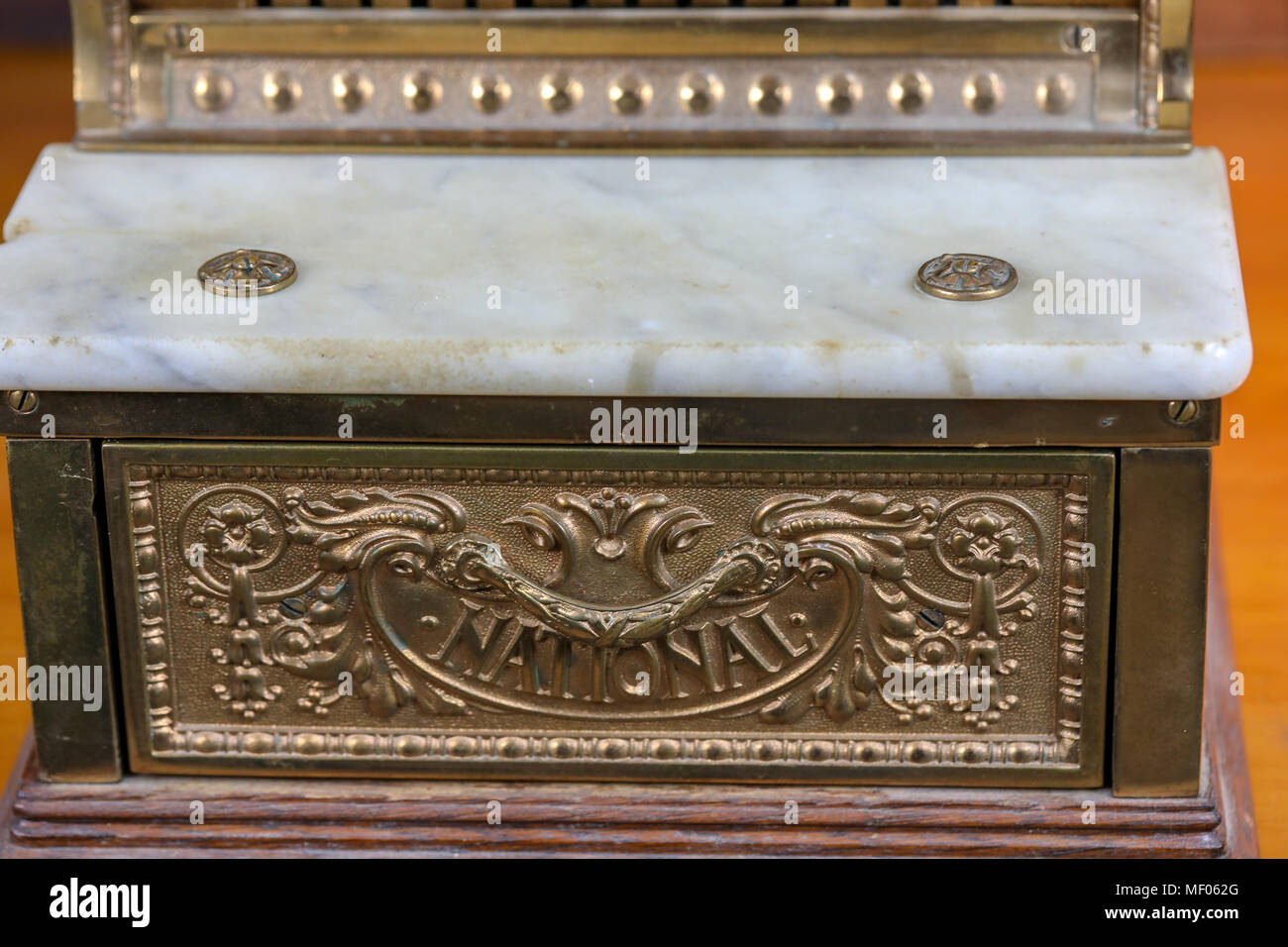 Immagini di antichi 313 Nazionale registratore di cassa, fabbricato nel 1912 da National Cash Register Co. Mostrato è vista frontale del bronzo registratore di cassa. Foto Stock