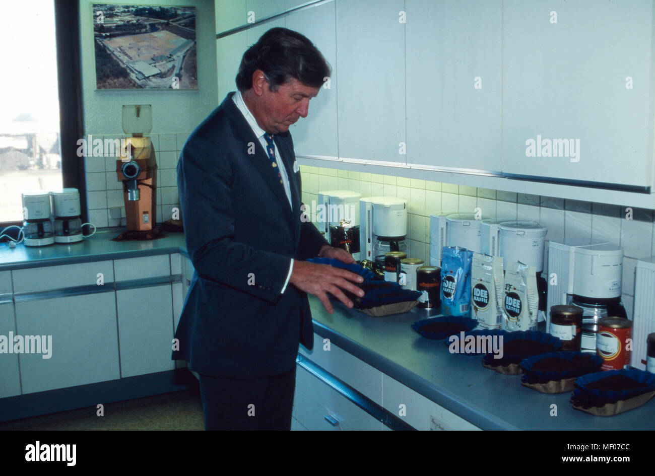 Albert Darboven in der Verkostungsküche der Kaffeerösterei ad Amburgo, Deutschland 1997. Albert Darboven presso la cucina per il gusto del caffè dei campioni a Amburgo, Germania 1997. Foto Stock