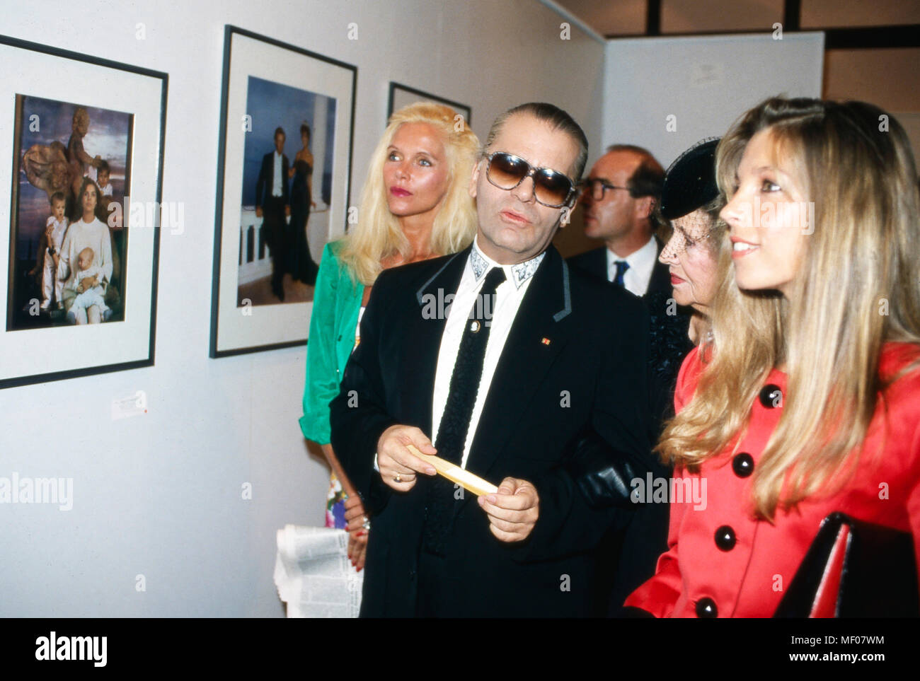 Karl Lagerfeld mit Gunilla von Bismarck bei der Eröffnung circuizione Boccherini Ausstellung 'Parade' im Museum für Moderne Kunst di Francoforte, Deutschland 1994. Karl Lagerfeld con Gunilla von Bismarck all'inaugurazione di una sua mostra fotografica "Parade' al Museum fuer Moderne Kunst di Francoforte, Germania 1994. Foto Stock